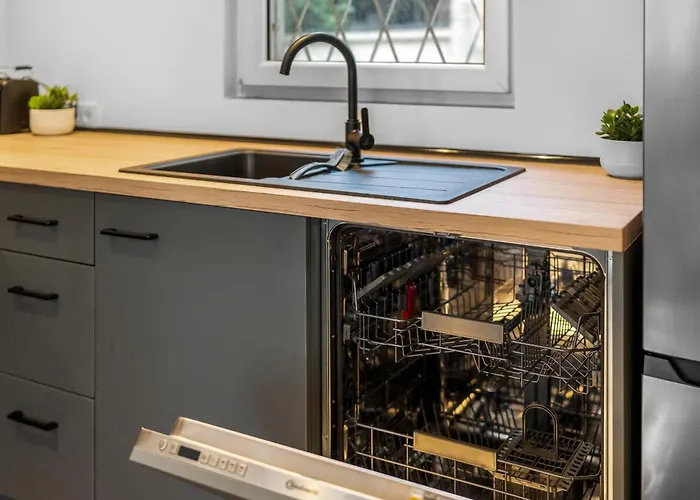 Modern Right In Trendy Agnesviertel *